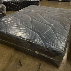 Queen Serta Hybrid Series Mattress 