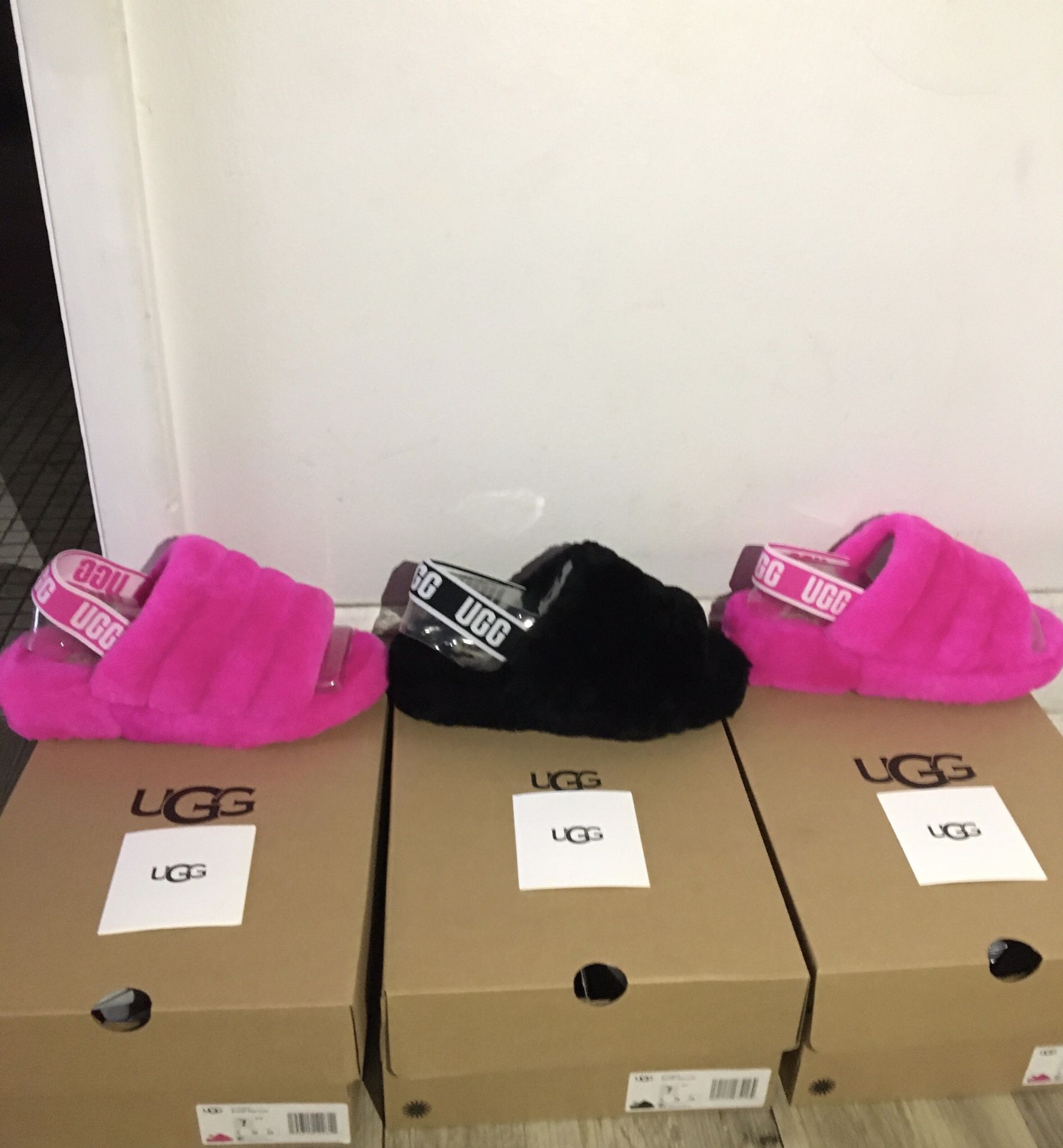 **AUTHENTIC BRAND NEW FRESH FROM BOX**WOMENS SLIDES UGG FLUFF YEAH SLIPPERS SIZE 7 PINK & BLACK