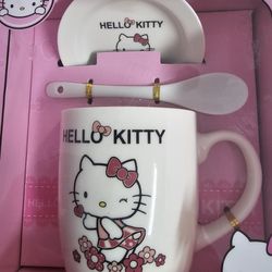 Taza Hello Kitty.  Y Alcancía Hello Kitty 