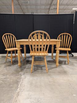 Five-Piece Windsor Style Dining Table in Light Wood