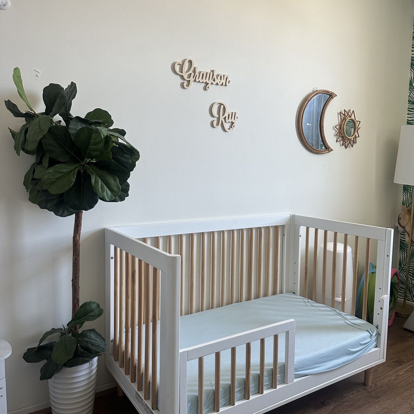 Baby Crib With Interchangeable Rails 