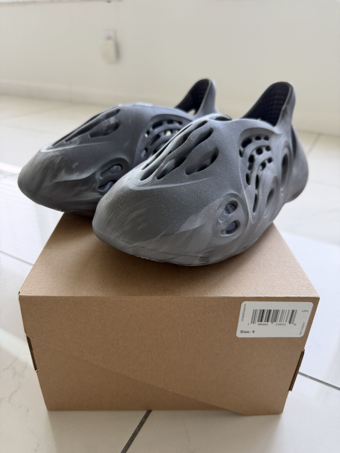 Adidas Yeezy Foam RNR “Carbon” IE4931 – Size 9 US – Brand New w/ Box & Tags