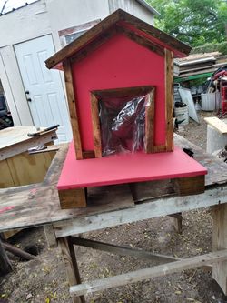 Casita de perro de madera