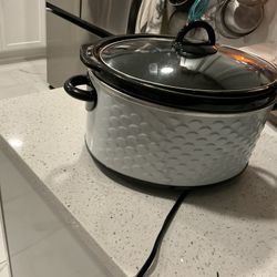 A Good Brentwood 7 Quard Slow Cooker, The White Part Is Like New.  The Black Part Needs A Little Cleaning. ( NO SHIPING)