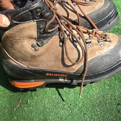 Salmon  snow shoes 10.5