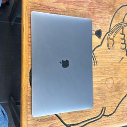 MacBook Pro 16 Inch i7