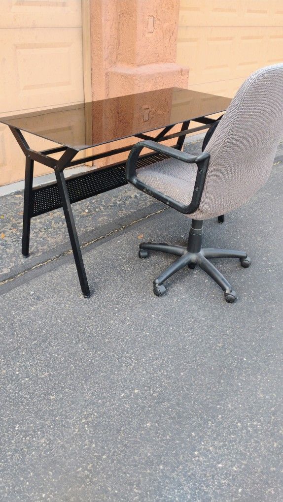 Modern Glass Table & Chair $25 See Video / Photos FCFS See Description