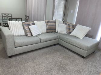 Light Gray Sectional with Chaise + 9 Pillows – Must Go by Sat