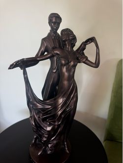 "Dancing Lovers" sculpture