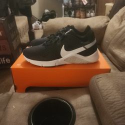 NIKE LEGEND ESSENTIAL 2 WOMEN'S 8