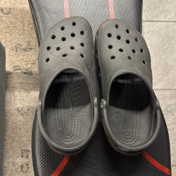Black Crocs men’s 8 Women’s 10