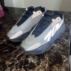 Adidas Yeezys Boost 700