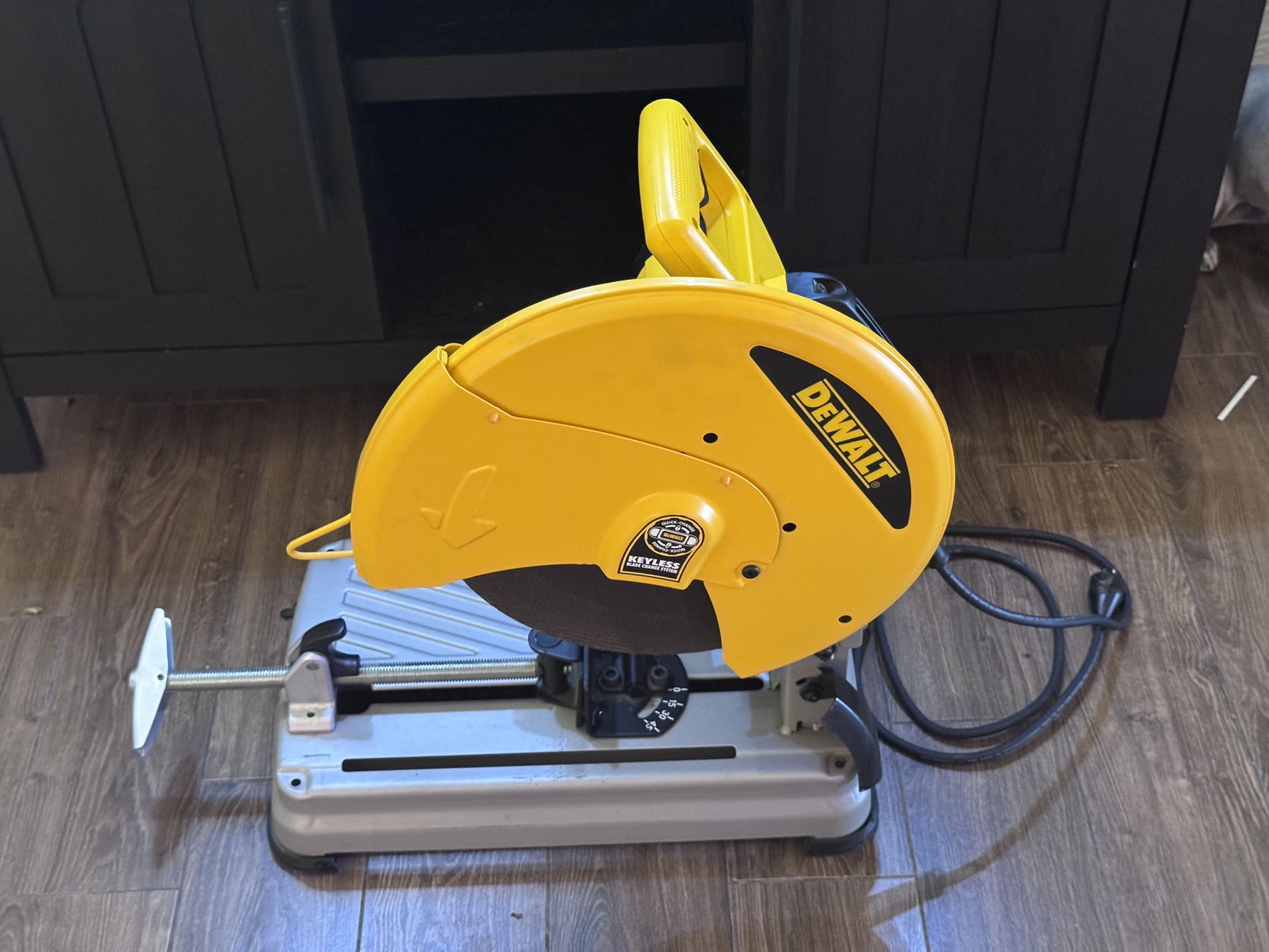14 IN. CHOP SAW WITH QUIK-CHANGEâ„¢ KEYLESS BLADE CHANGE SYSTEM BRADE