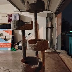 Cat Tree, Barely Used, Great Condition.