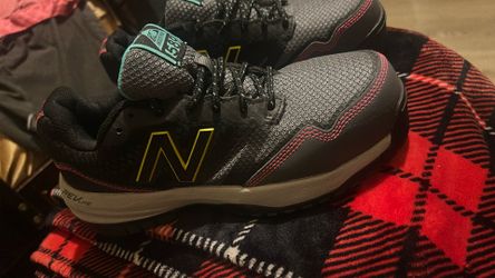 Women’s Size 7 New Balance REVLite 589 