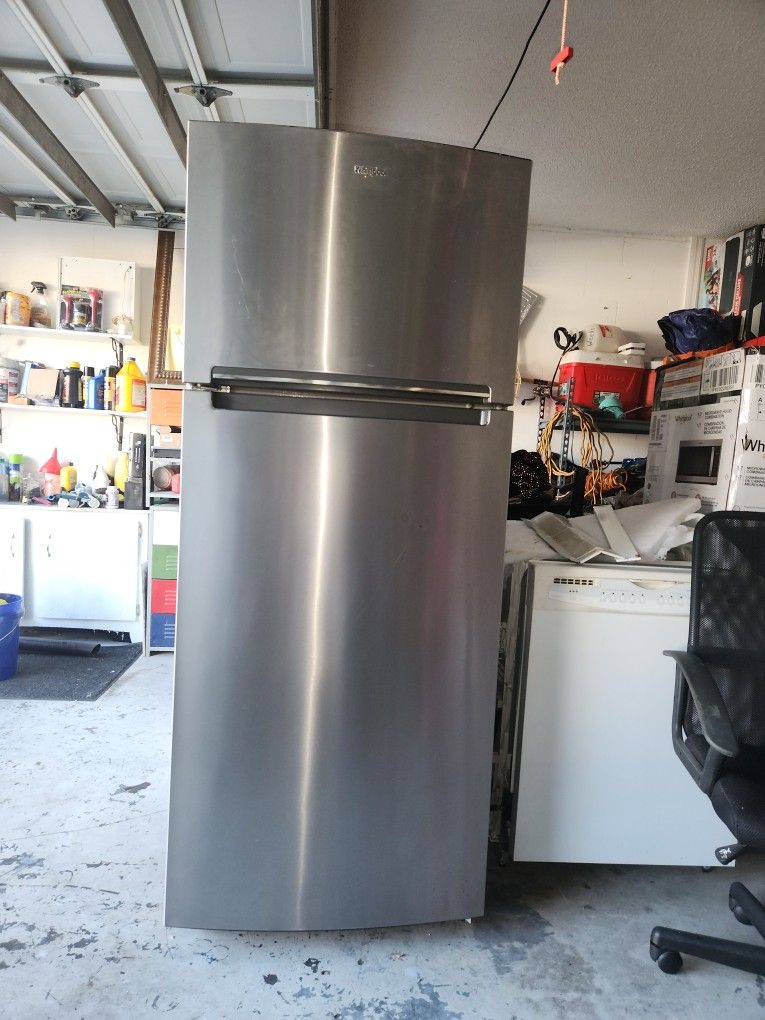 17.6 Cubic Ft Whirlpool Refrigerator