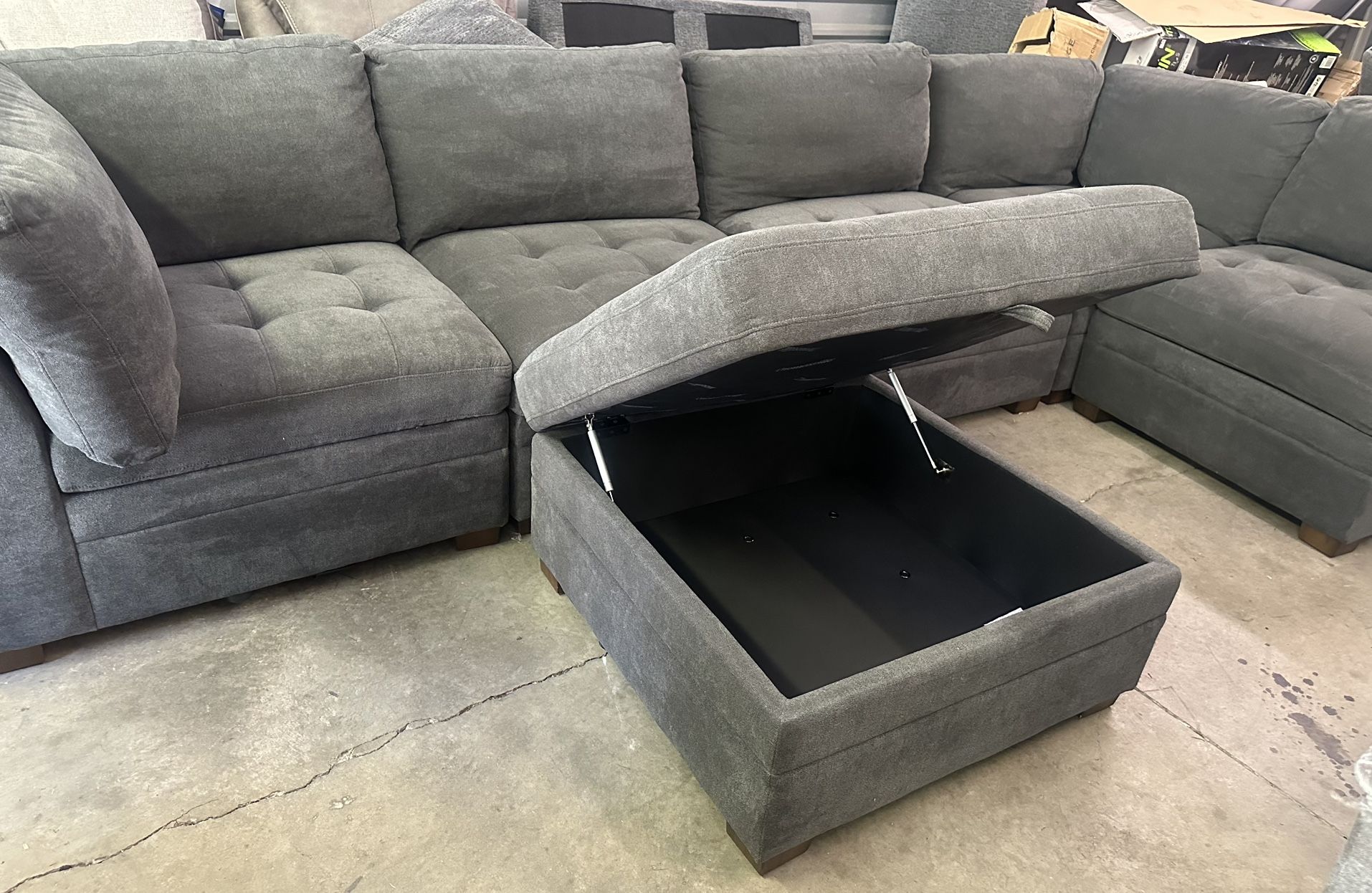Thomasville Tisdale Modular Sectional 6-piece Dark Gray with Storage Ottoman  Retails over $1,800 Save over $800  Features: Modern Style with a Clean 