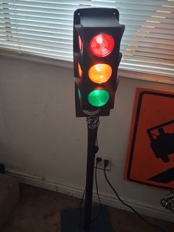 Plastic electrical stoplight.. Décor.\nAted piece
