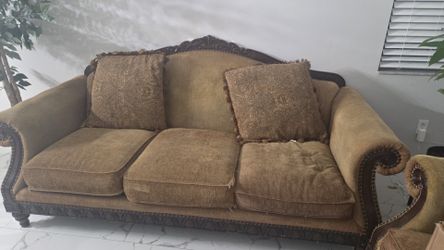 Full living room set need glass for center table