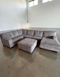 🛋 Ashley Sectional with Ottoman 🚚 DELIVERY AVAILABLE