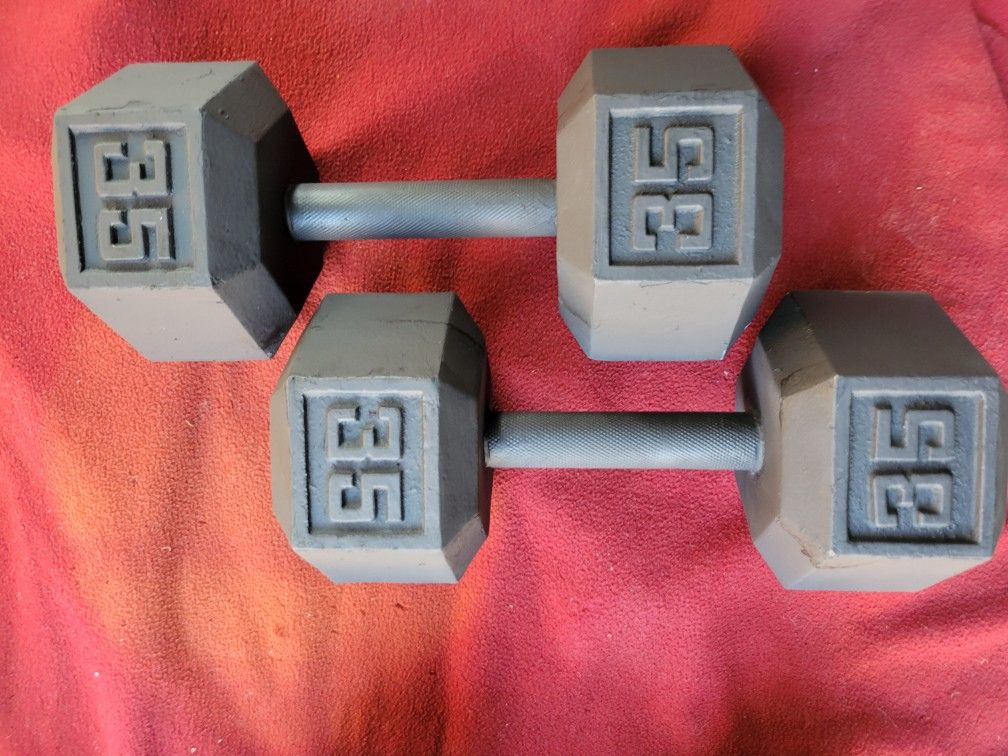 SET OF 35LB  HEXHEAD DUMBBELLS  TOTAL 70LB 
11525 S HALSTED  DUNKINDONUTS/7111.S WESTERN WALGREENS
  70$   CASH ONLY  AS IS