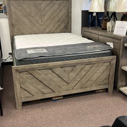 4pc Queen Bedroom Set (Bedframe , Dresser , Mirror , 1 Nightstand)