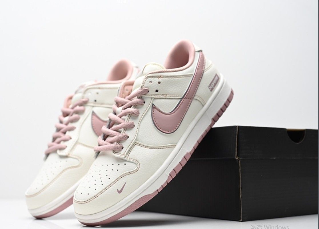 Nike SB Dunk Low Supreme co-branded size 9.5