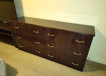 Chest of drawers.