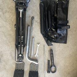 Audi Q5/ Medium SUV Emergency Tool Kit 