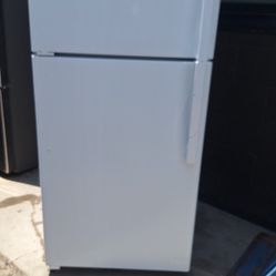 SMALL,  APARTMENT/STUDIO SIZE REFRIGERATOR. 