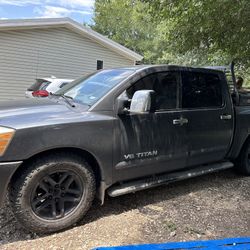 2006 NISSAN TITÁN  V8  130K Miles. 