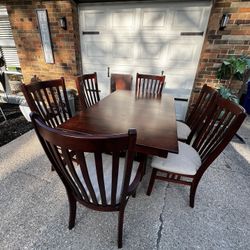 Beautiful Table & Chair Set 