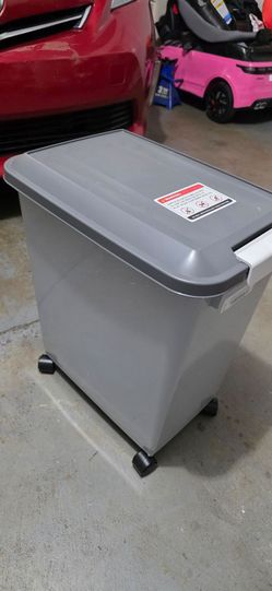Dog food container