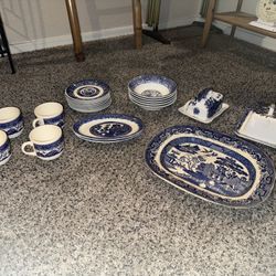 Antique 19th Century Set of 21 Pieces Blue Willow Pattern Dishes