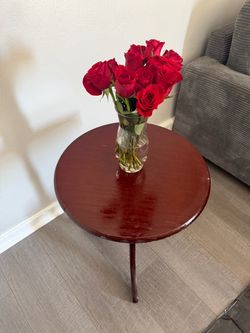 Round Pedestal Accent Table – Cherry-Tone Wood