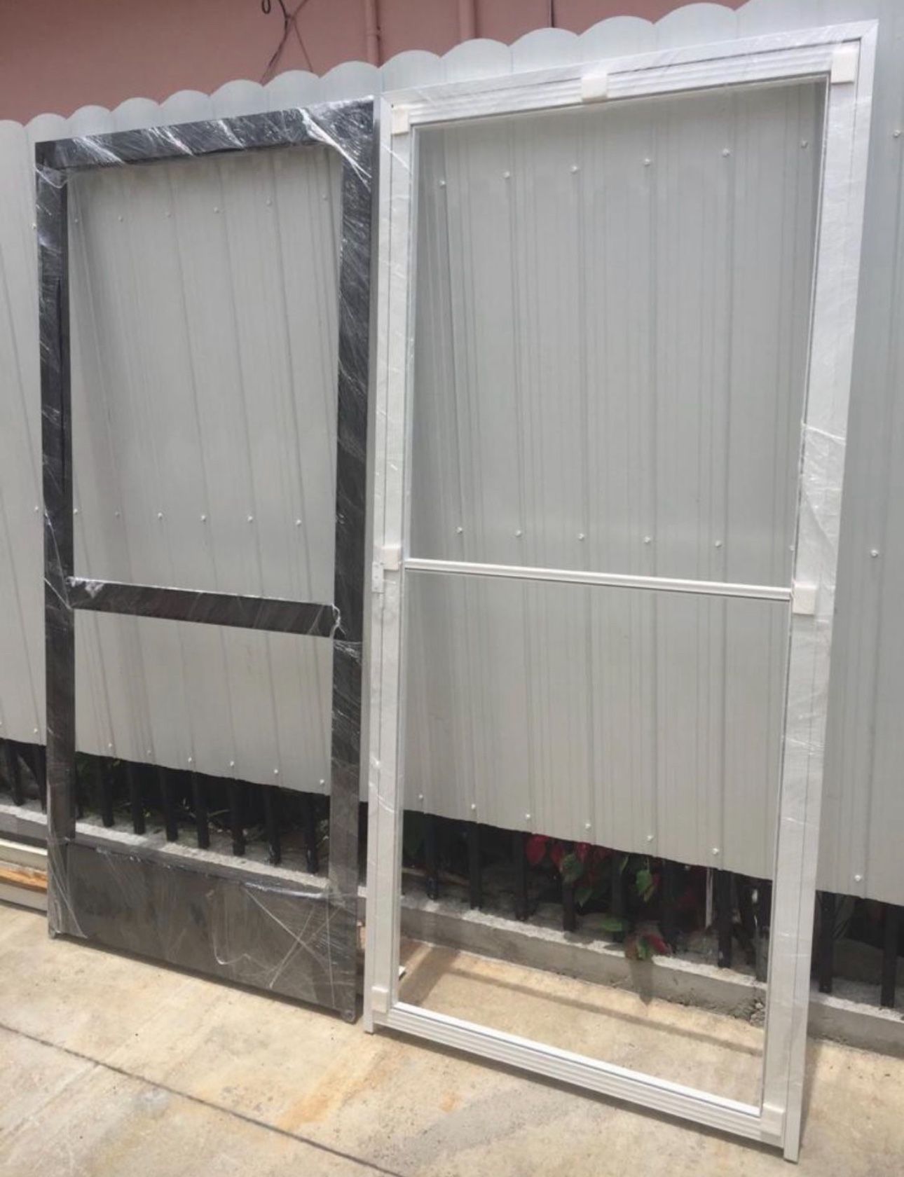 2 Puertas De Screen Nuevas Sin Uso C/ Marco Cada Una $ 80 Medidas 36 X 80