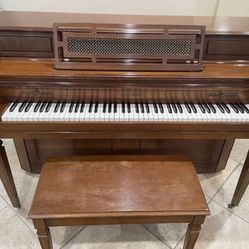 Kranich & Bach Piano With A Seat