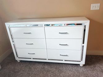 white Drawer chest & Dresser