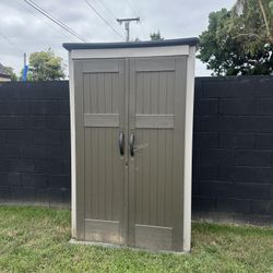 Rubbermaid Vertical Resin Outdoor Storage Shed With Floor (4 x 2.5 Ft) 
