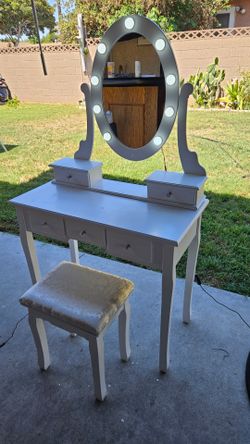 Small girl vanity
