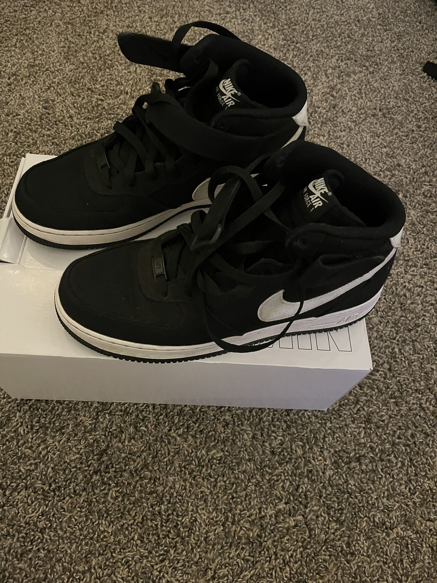 Black/White Nike airforce 1s