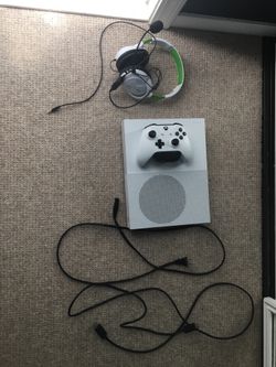 Xbox One with 1 controller and headset