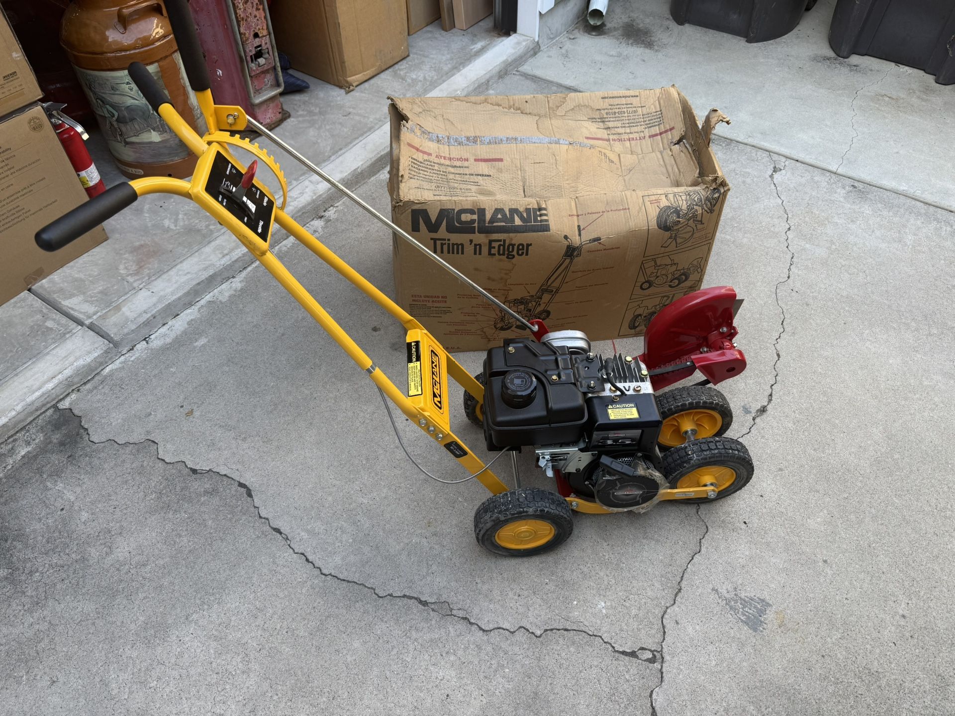 Mclane 3.5hp  briggs and Stratton gas edger it is brand new just taken out of box its never had gas in it $250