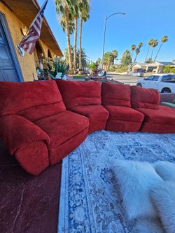 Beautiful Round Sectional With 2 manual recliner totally Deep Clean Good Condition No Stains No Smell red color
