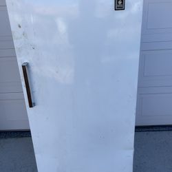Classic General Electric GE Upright Freezer Model CA16DCB 59“ X 28“ X 28“
