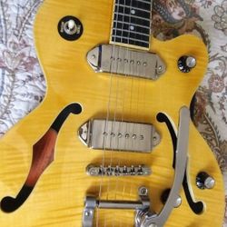 Beautiful Ephiphone Wildcat with Bigsby, All Original and in Amazing Condition, Just like new and Performs Great Quality Sounds + A Nice Gig bag