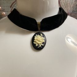 ROSE 🥀 PENDANT CHOKER 