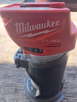 Milwaukee  Compact Router  18 V =  10 .  000  -  31  000 min  (  RPM )  tool  only  (  Condition Good  )
