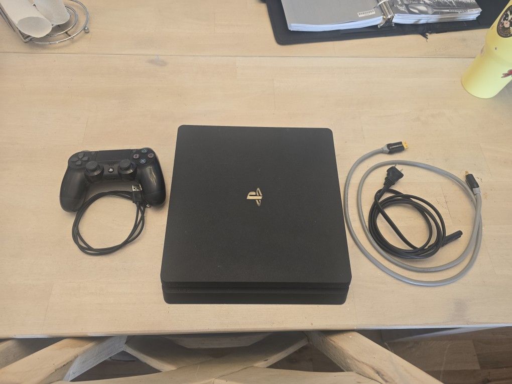Play Station 4 Slim With Controler