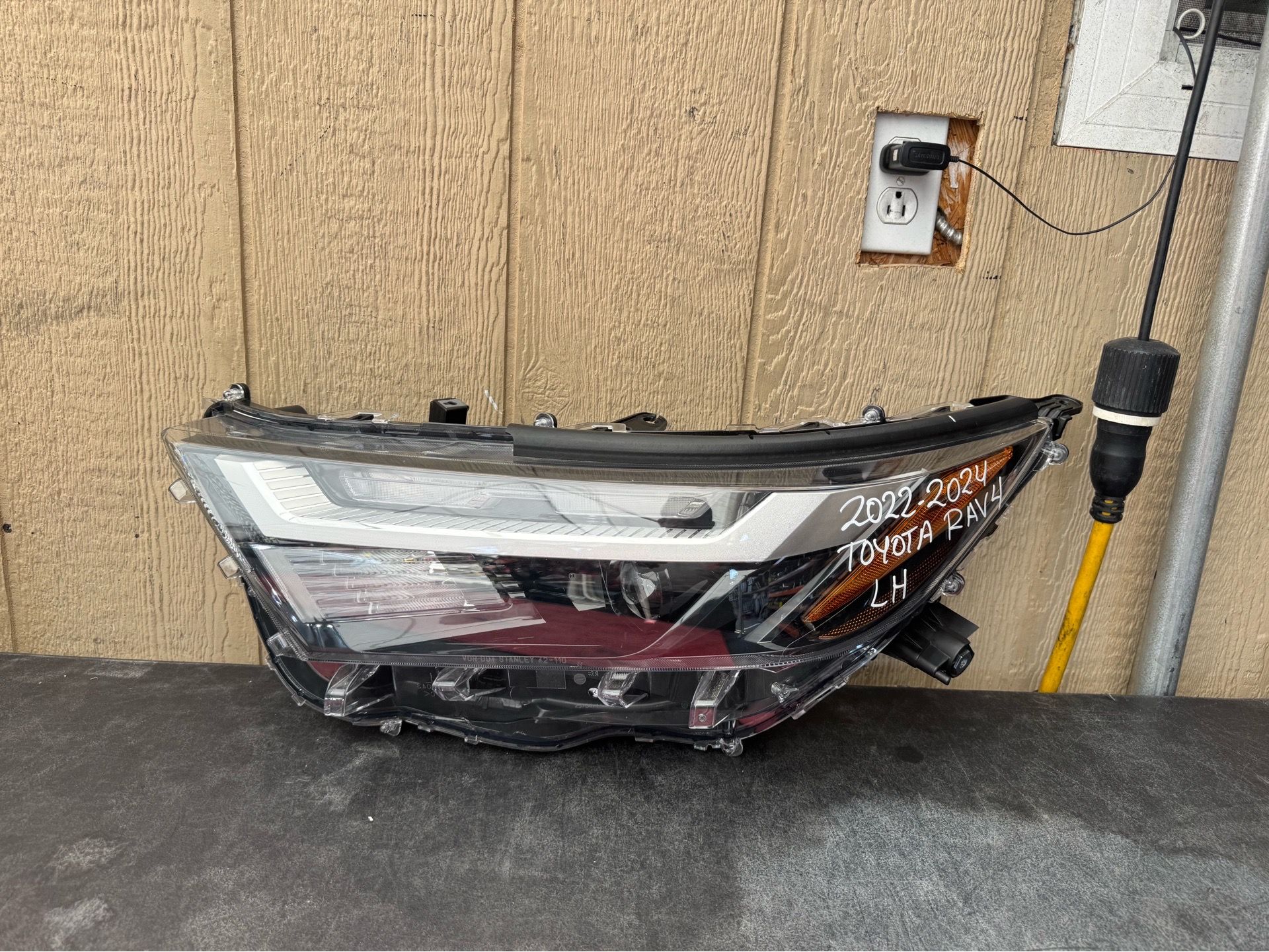 2022 2023 2024 TOYOTA RAV4 LEFT SIDE HEADLIGHT OEM USED